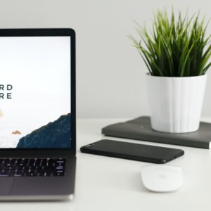 munkaerő közvetítés, laptop az asztalon