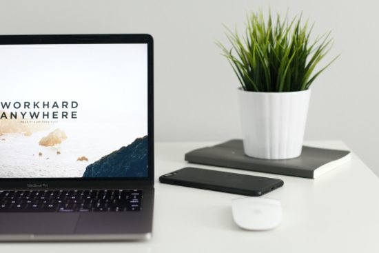 munkaerő közvetítés, laptop az asztalon