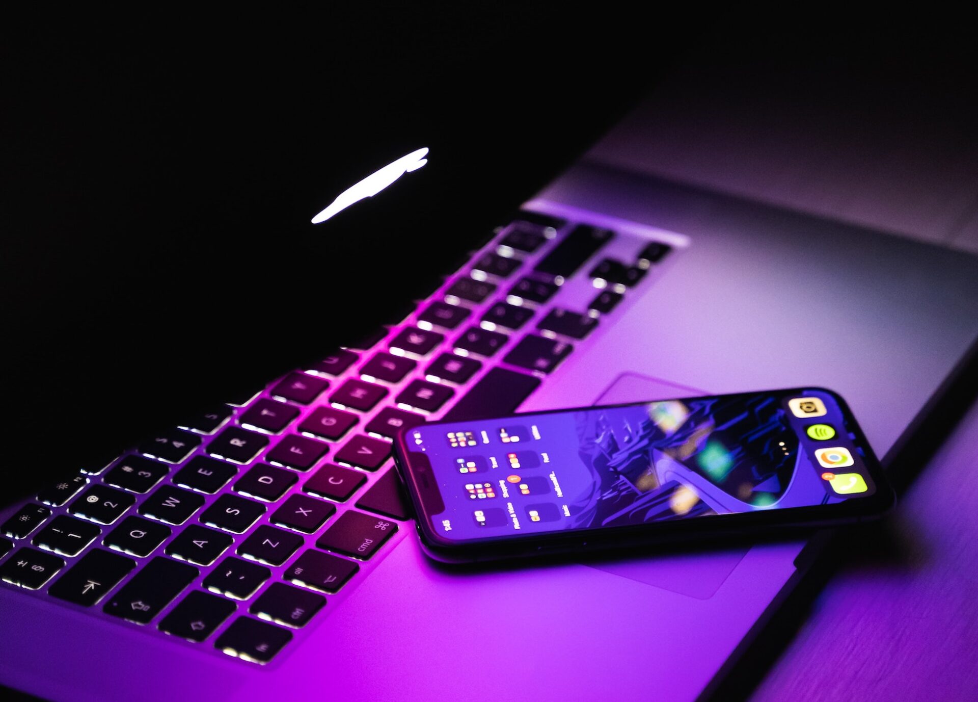VPS szolgáltatás, laptop és telefon