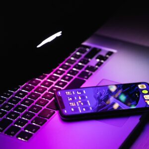VPS szolgáltatás, laptop és telefon